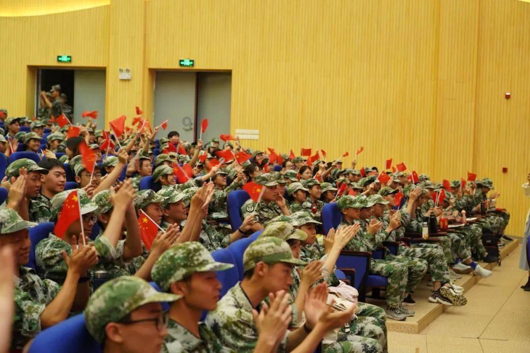 朝地上随意扔一根周长1米的环形软绳，绳子包围的面积平均能有多大？游戏画面